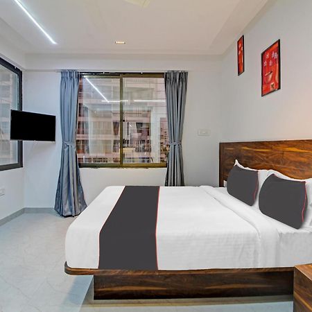 Hotel Collection O Crystal à Pimpri-Chinchwad Extérieur photo