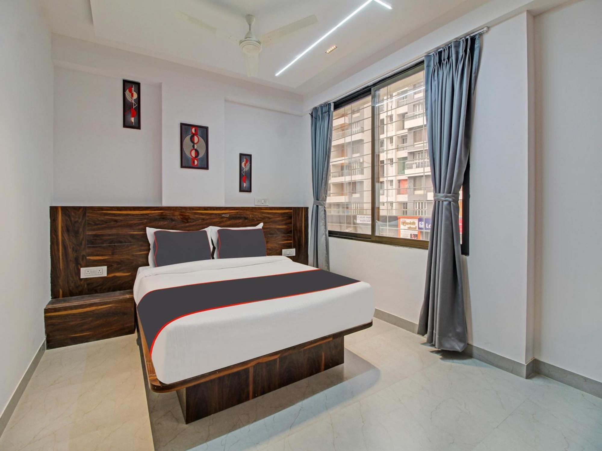 Hotel Collection O Crystal à Pimpri-Chinchwad Extérieur photo
