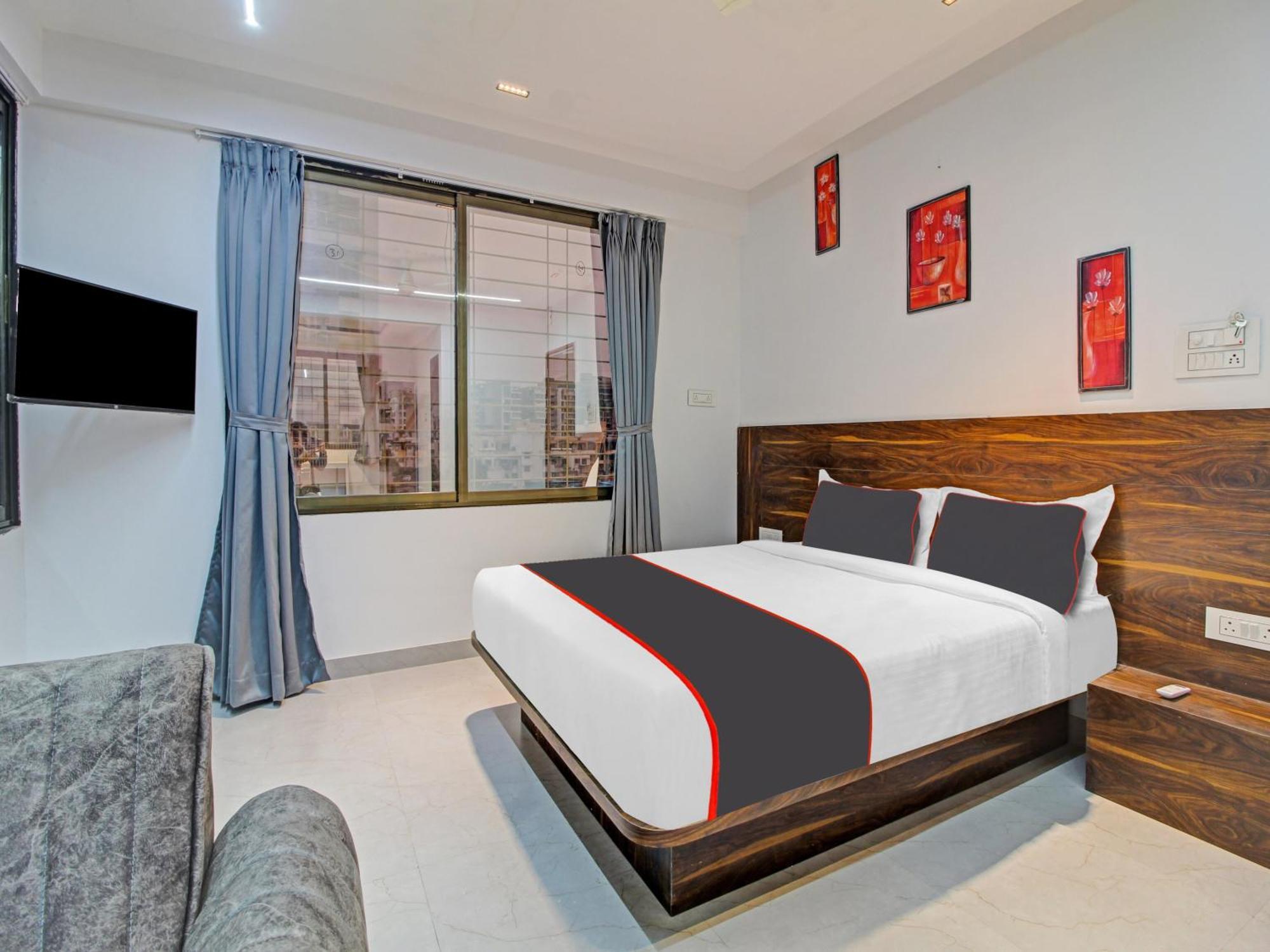 Hotel Collection O Crystal à Pimpri-Chinchwad Extérieur photo