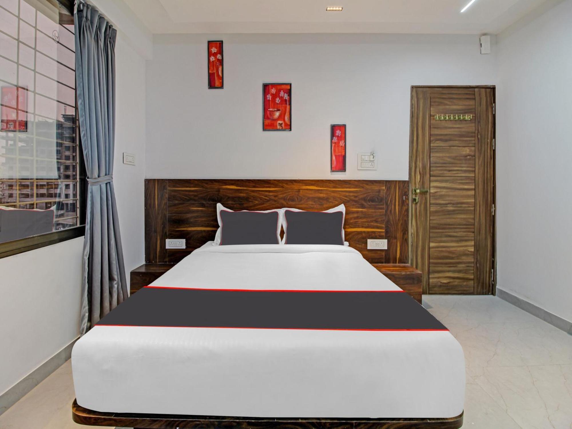 Hotel Collection O Crystal à Pimpri-Chinchwad Extérieur photo