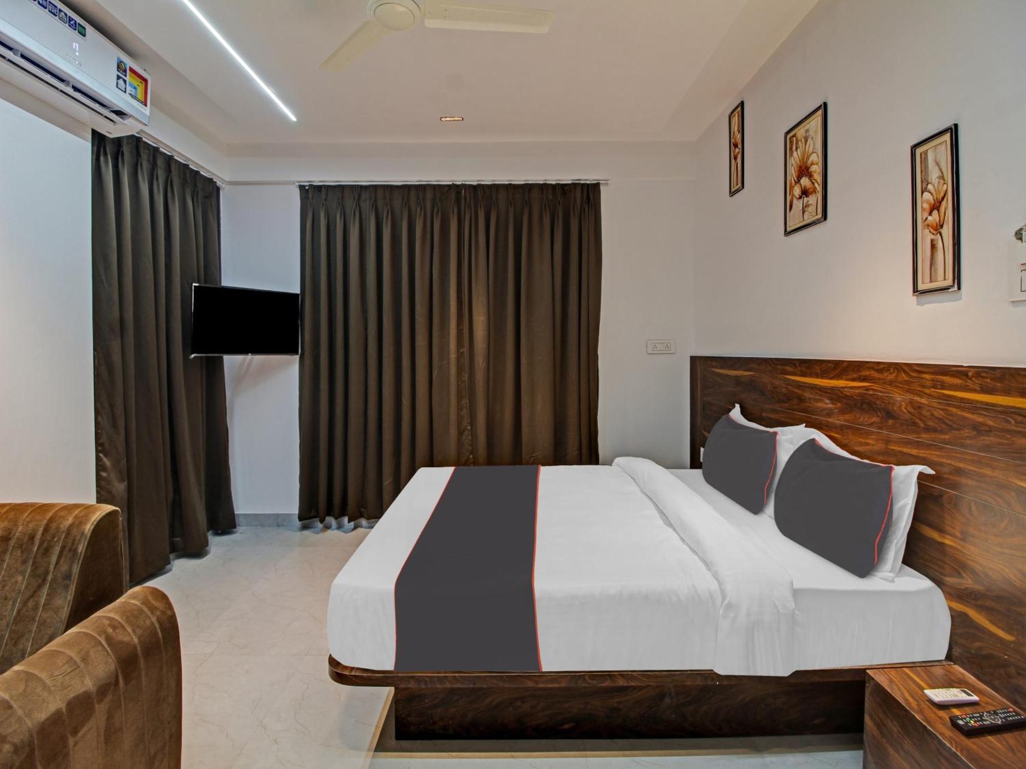 Hotel Collection O Crystal à Pimpri-Chinchwad Extérieur photo