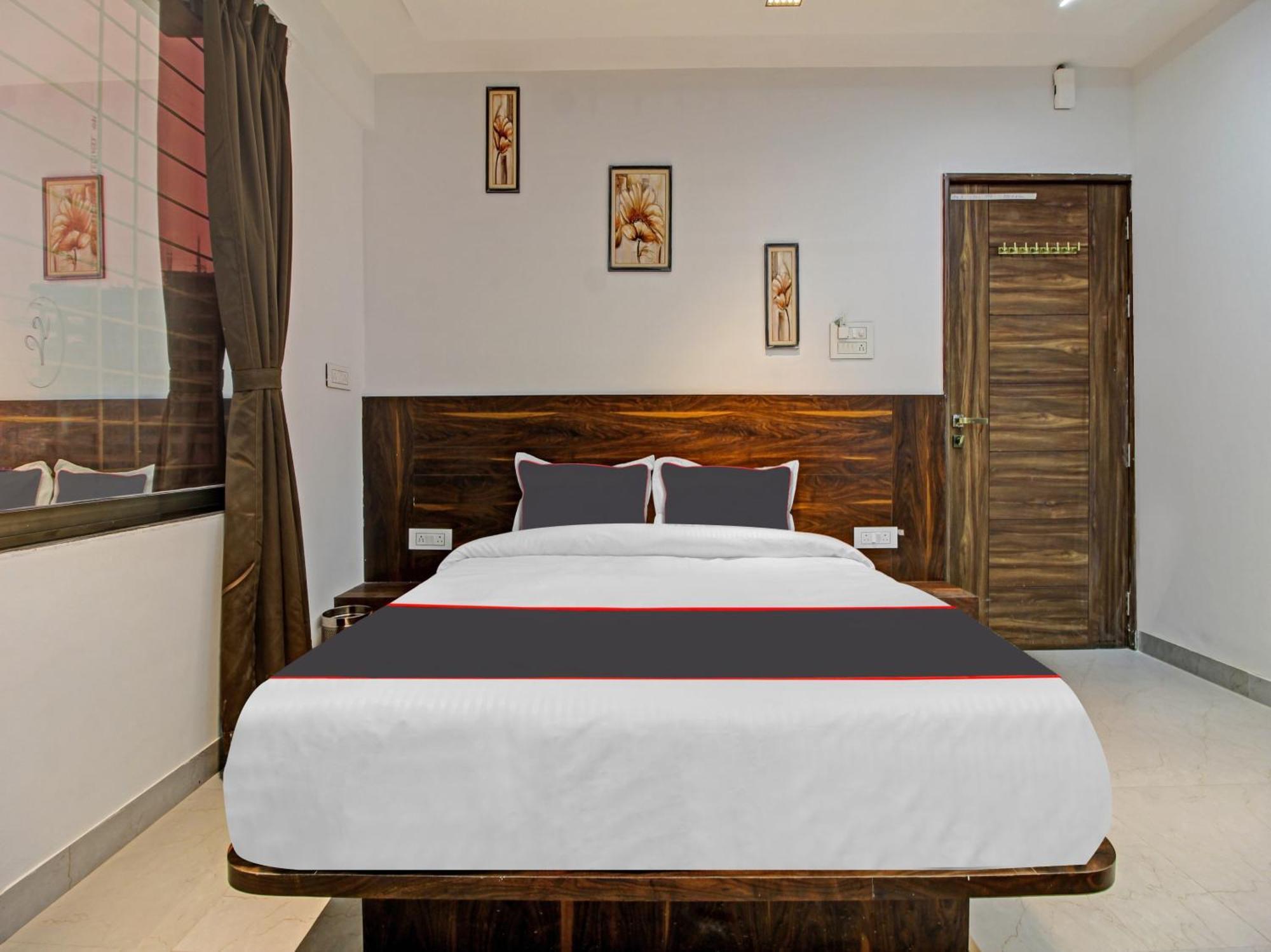 Hotel Collection O Crystal à Pimpri-Chinchwad Extérieur photo