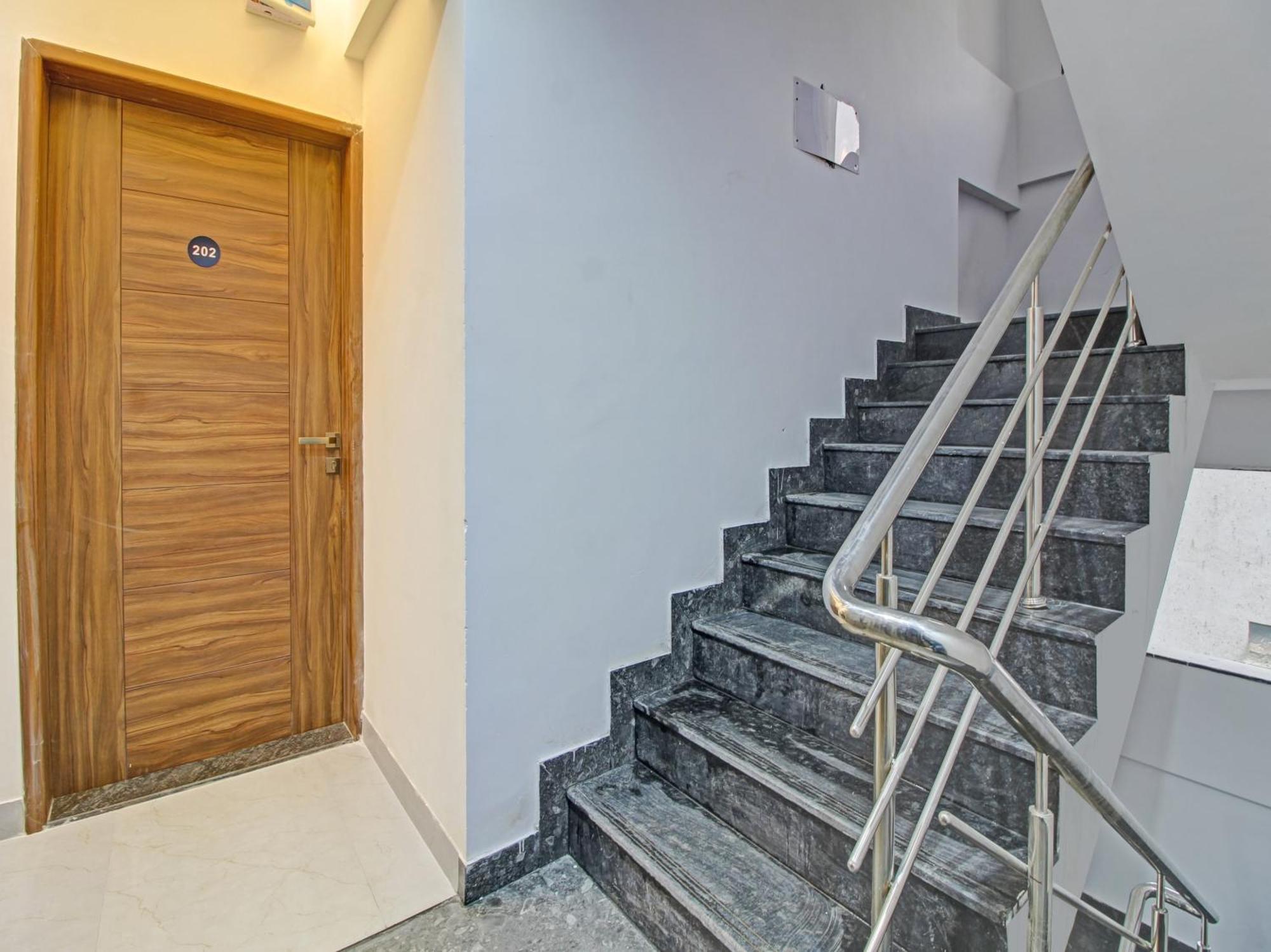 Hotel Collection O Crystal à Pimpri-Chinchwad Extérieur photo