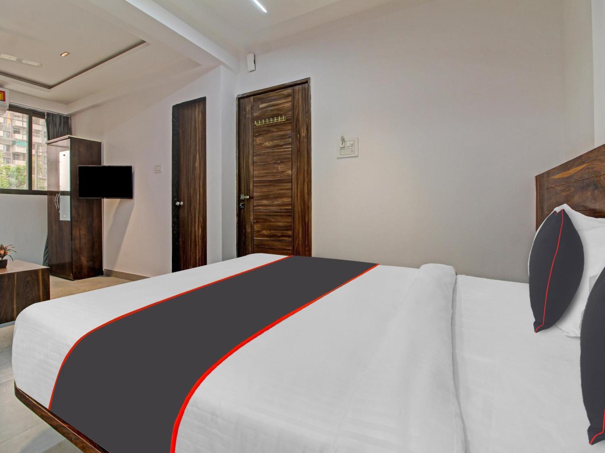 Hotel Collection O Crystal à Pimpri-Chinchwad Extérieur photo