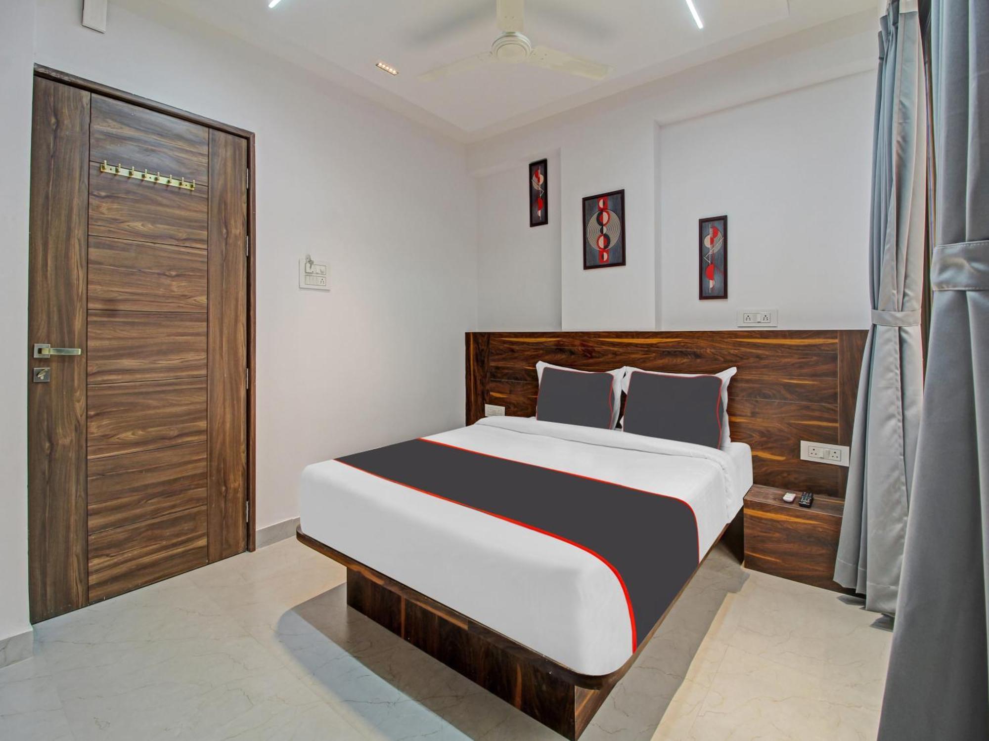 Hotel Collection O Crystal à Pimpri-Chinchwad Extérieur photo