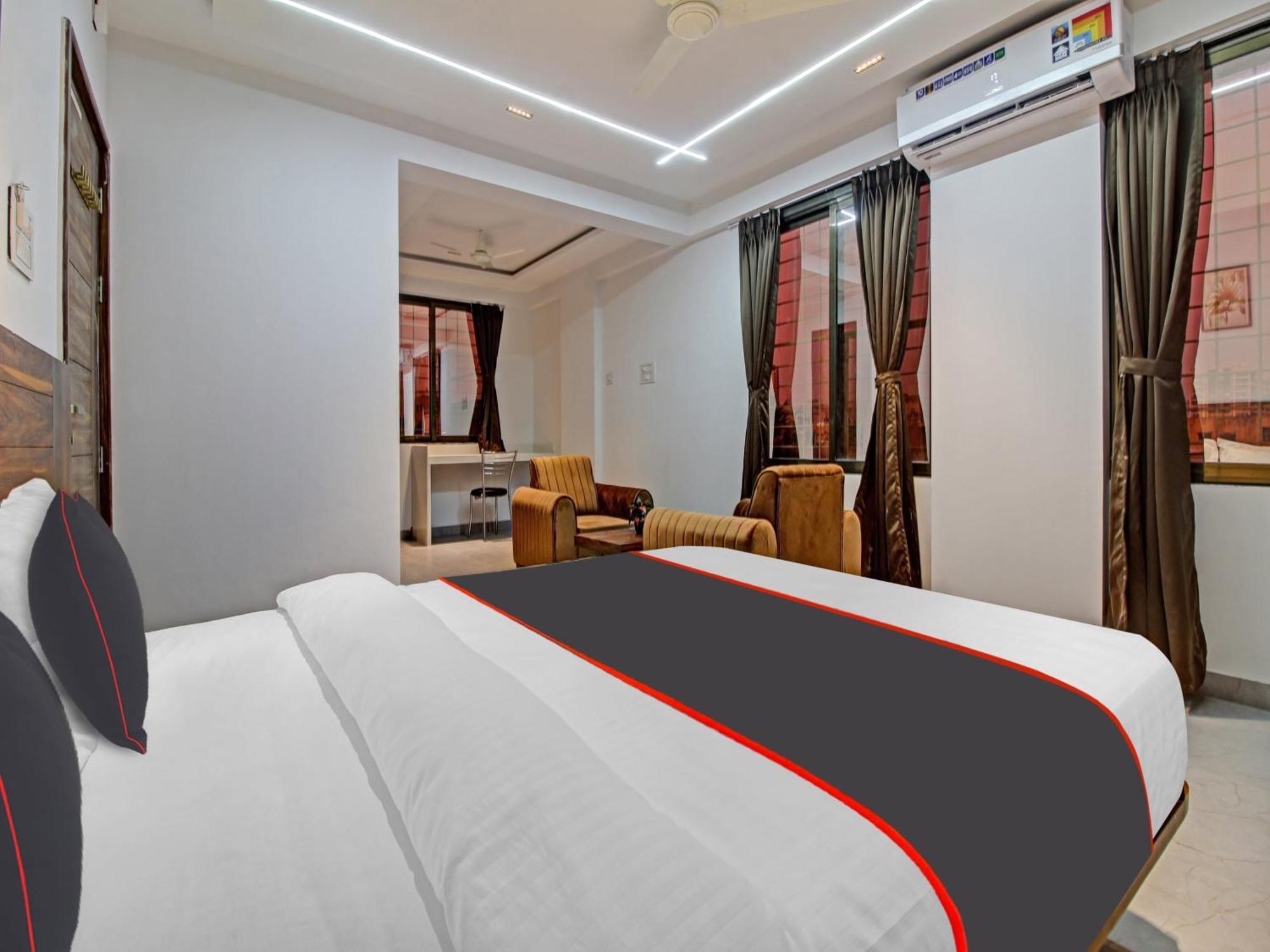 Hotel Collection O Crystal à Pimpri-Chinchwad Extérieur photo