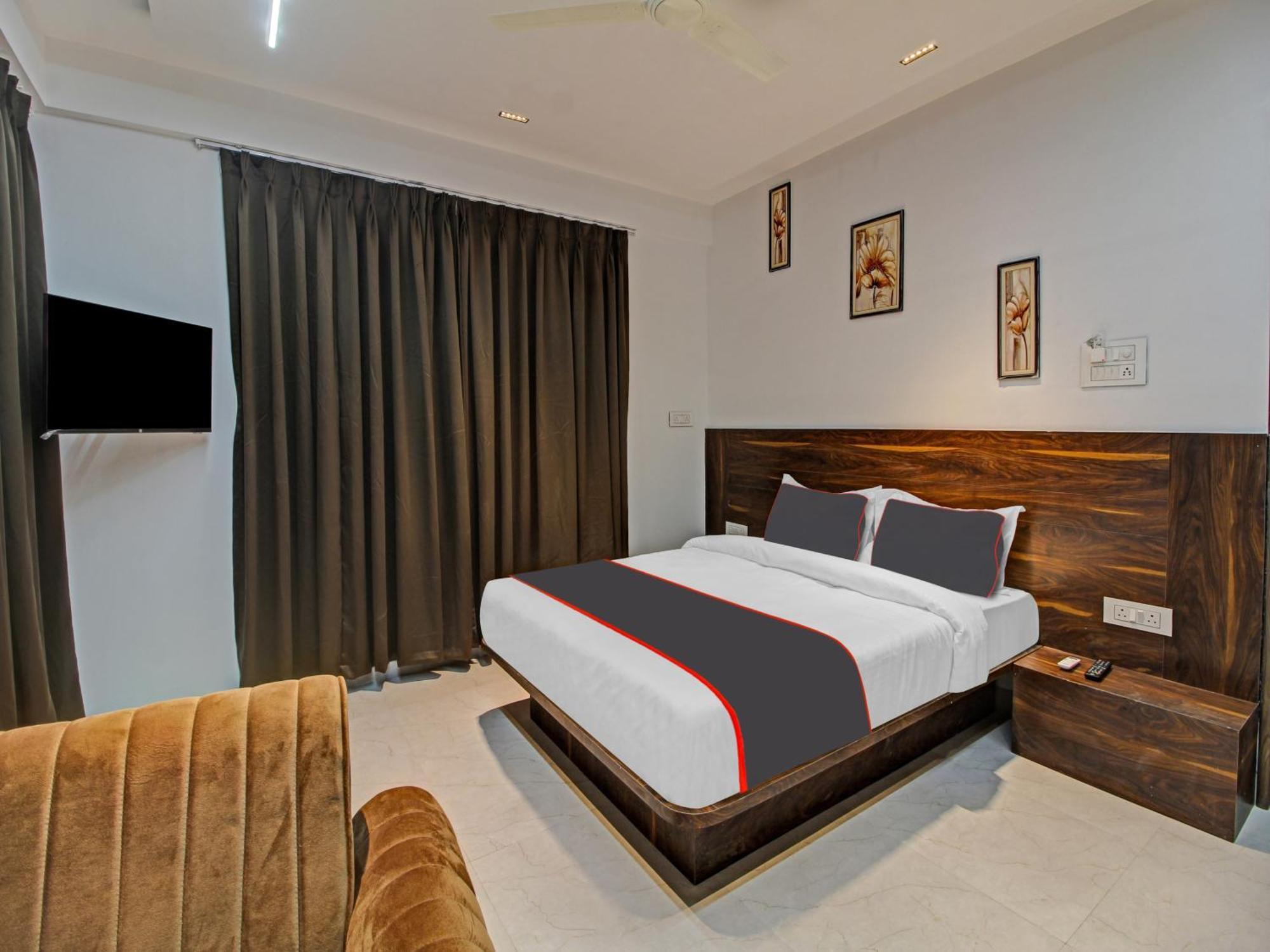 Hotel Collection O Crystal à Pimpri-Chinchwad Extérieur photo