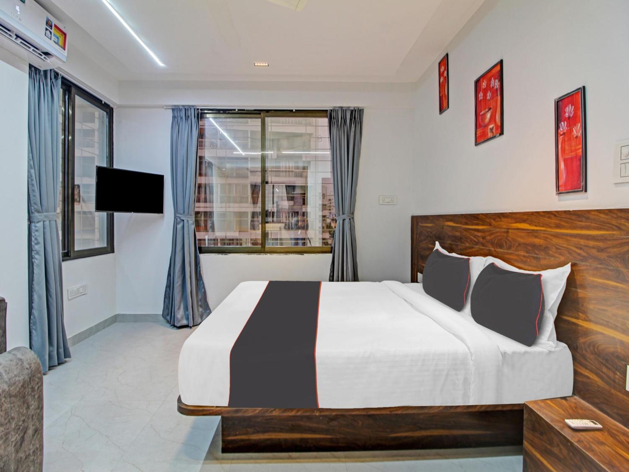 Hotel Collection O Crystal à Pimpri-Chinchwad Extérieur photo