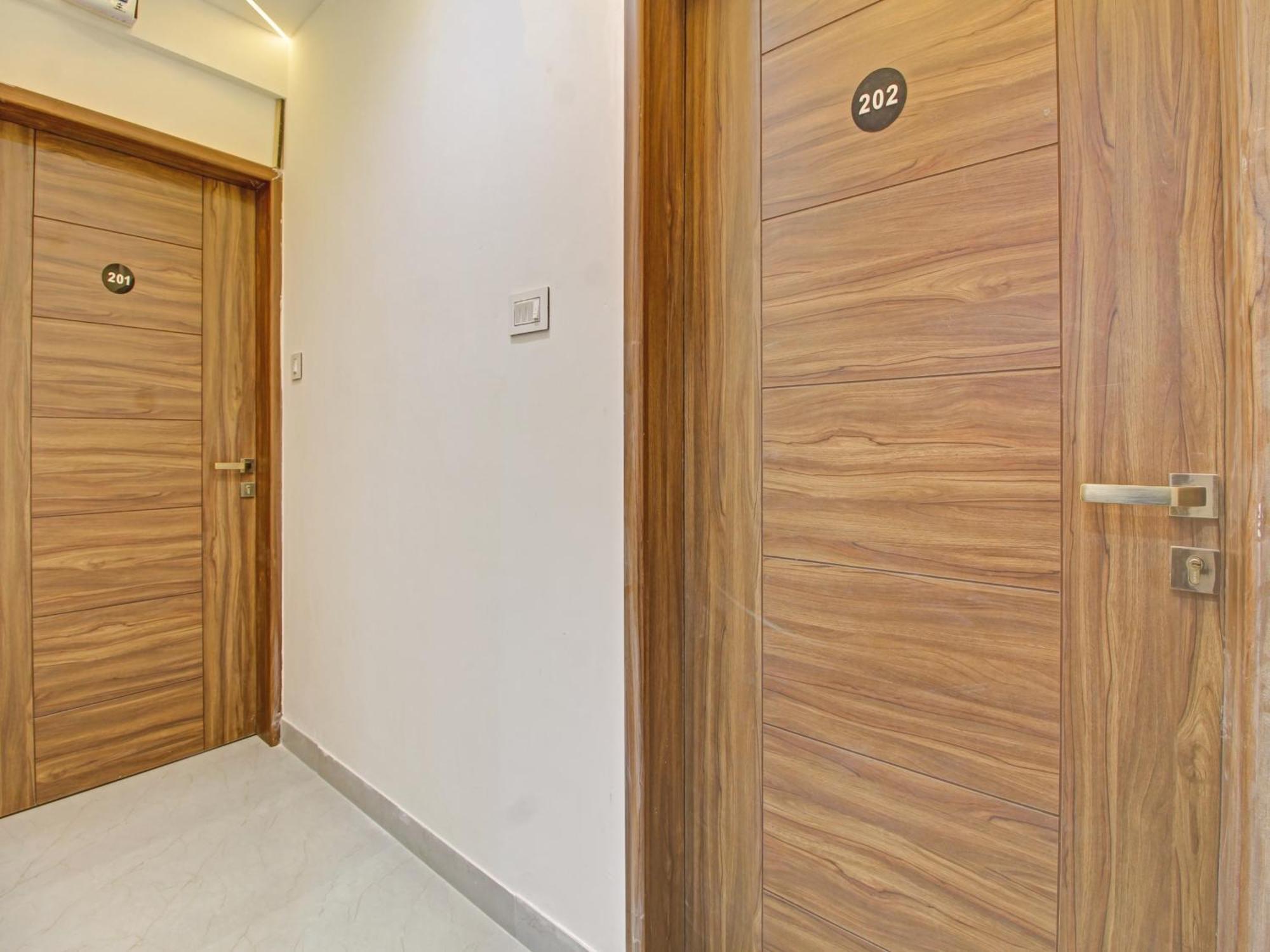 Hotel Collection O Crystal à Pimpri-Chinchwad Extérieur photo