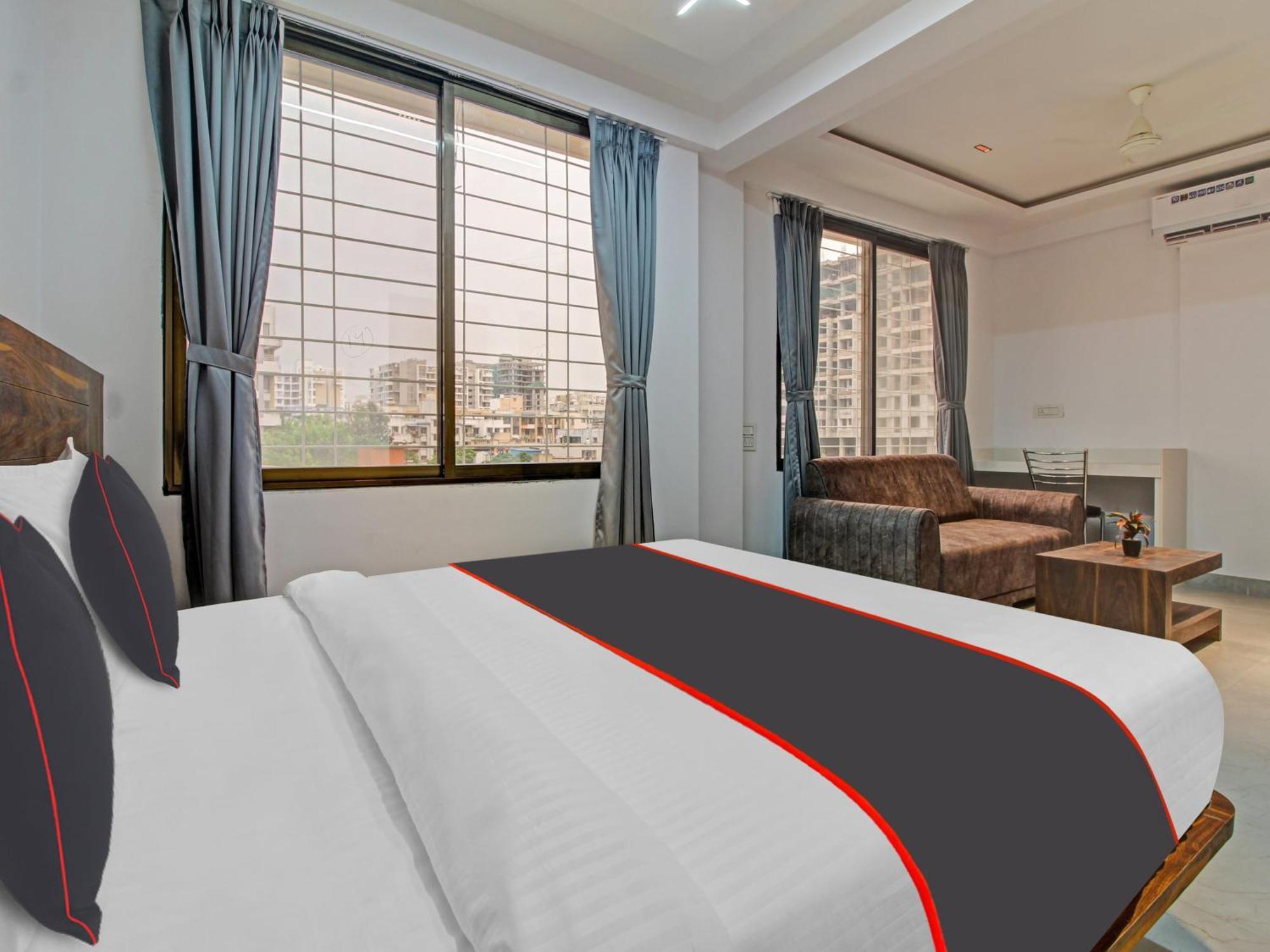 Hotel Collection O Crystal à Pimpri-Chinchwad Extérieur photo